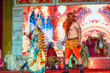 Gaziabad, Uttar Pradesh, Hindistan - 03 Ekim 2024: Hintli sanatçıların portresi, Ramlila 'daki Dussehra Festivali sırasında Hintli tanrı müsveddesi Ramayana karakterlerini canlandırıyor.