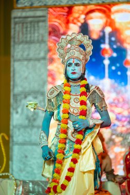 Gaziabad, Uttar Pradesh, Hindistan - 03 Ekim 2024: Hintli sanatçıların portresi, Ramlila 'daki Dussehra Festivali sırasında Hintli tanrı müsveddesi Ramayana karakterlerini canlandırıyor.