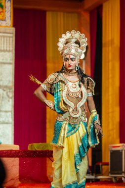 Gaziabad, Uttar Pradesh, Hindistan - 03 Ekim 2024: Hintli sanatçıların portresi, Ramlila 'daki Dussehra Festivali sırasında Hintli tanrı müsveddesi Ramayana karakterlerini canlandırıyor.