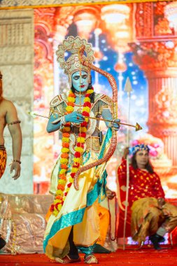 Gaziabad, Uttar Pradesh, Hindistan - 03 Ekim 2024: Hintli sanatçıların portresi, Ramlila 'daki Dussehra Festivali sırasında Hintli tanrı müsveddesi Ramayana karakterlerini canlandırıyor.