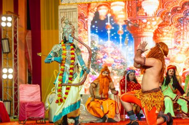 Gaziabad, Uttar Pradesh, Hindistan - 03 Ekim 2024: Hintli sanatçıların portresi, Ramlila 'daki Dussehra Festivali sırasında Hintli tanrı müsveddesi Ramayana karakterlerini canlandırıyor.
