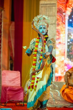 Gaziabad, Uttar Pradesh, Hindistan - 03 Ekim 2024: Hintli sanatçıların portresi, Ramlila 'daki Dussehra Festivali sırasında Hintli tanrı müsveddesi Ramayana karakterlerini canlandırıyor.