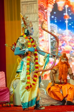 Gaziabad, Uttar Pradesh, Hindistan - 03 Ekim 2024: Hintli sanatçıların portresi, Ramlila 'daki Dussehra Festivali sırasında Hintli tanrı müsveddesi Ramayana karakterlerini canlandırıyor.