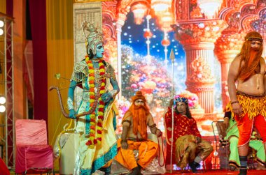 Gaziabad, Uttar Pradesh, Hindistan - 03 Ekim 2024: Hintli sanatçıların portresi, Ramlila 'daki Dussehra Festivali sırasında Hintli tanrı müsveddesi Ramayana karakterlerini canlandırıyor.