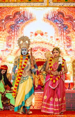 Gaziabad, Uttar Pradesh, Hindistan - 03 Ekim 2024: Hintli sanatçıların portresi, Ramlila 'daki Dussehra Festivali sırasında Hintli tanrı müsveddesi Ramayana karakterlerini canlandırıyor.