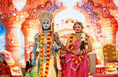Gaziabad, Uttar Pradesh, Hindistan - 03 Ekim 2024: Hintli sanatçıların portresi, Ramlila 'daki Dussehra Festivali sırasında Hintli tanrı müsveddesi Ramayana karakterlerini canlandırıyor.