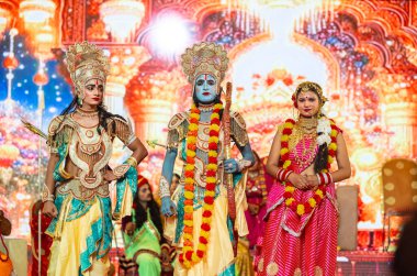 Gaziabad, Uttar Pradesh, Hindistan - 03 Ekim 2024: Hintli sanatçıların portresi, Ramlila 'daki Dussehra Festivali sırasında Hintli tanrı müsveddesi Ramayana karakterlerini canlandırıyor.