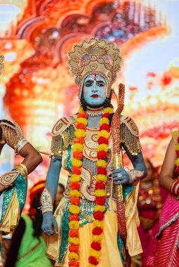 Gaziabad, Uttar Pradesh, Hindistan - 03 Ekim 2024: Hintli sanatçıların portresi, Ramlila 'daki Dussehra Festivali sırasında Hintli tanrı müsveddesi Ramayana karakterlerini canlandırıyor.