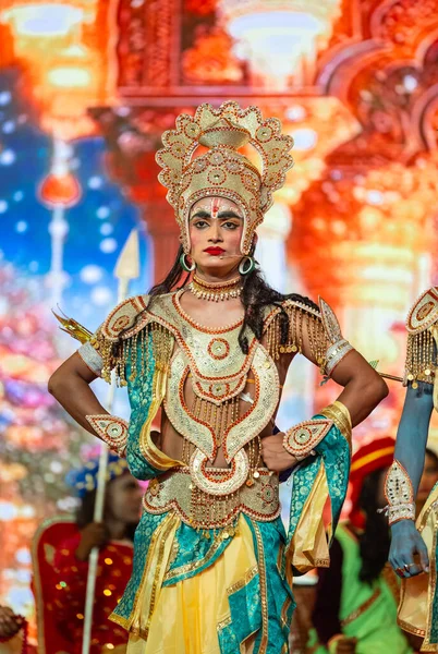 Gaziabad, Uttar Pradesh, Hindistan - 03 Ekim 2024: Hintli sanatçıların portresi, Ramlila 'daki Dussehra Festivali sırasında Hintli tanrı müsveddesi Ramayana karakterlerini canlandırıyor.