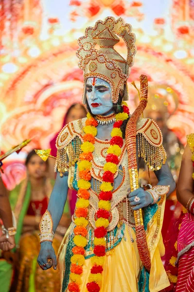 Gaziabad, Uttar Pradesh, Hindistan - 03 Ekim 2024: Hintli sanatçıların portresi, Ramlila 'daki Dussehra Festivali sırasında Hintli tanrı müsveddesi Ramayana karakterlerini canlandırıyor.