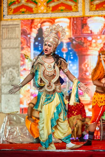 Gaziabad, Uttar Pradesh, Hindistan - 03 Ekim 2024: Hintli sanatçıların portresi, Ramlila 'daki Dussehra Festivali sırasında Hintli tanrı müsveddesi Ramayana karakterlerini canlandırıyor.