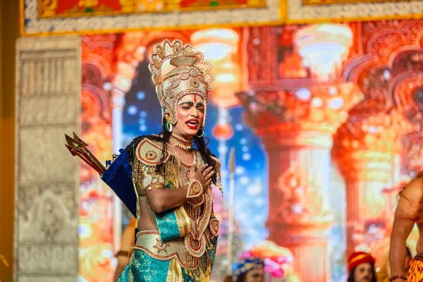 Gaziabad, Uttar Pradesh, Hindistan - 03 Ekim 2024: Hintli sanatçıların portresi, Ramlila 'daki Dussehra Festivali sırasında Hintli tanrı müsveddesi Ramayana karakterlerini canlandırıyor.