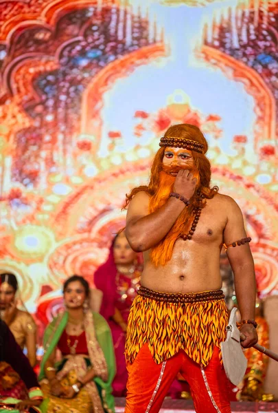 Gaziabad, Uttar Pradesh, Hindistan - 03 Ekim 2024: Hintli sanatçıların portresi, Ramlila 'daki Dussehra Festivali sırasında Hintli tanrı müsveddesi Ramayana karakterlerini canlandırıyor.