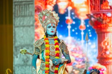 Gaziabad, Uttar Pradesh, Hindistan - 03 Ekim 2024: Hintli sanatçıların portresi, Ramlila 'daki Dussehra Festivali sırasında Hintli tanrı müsveddesi Ramayana karakterlerini canlandırıyor.