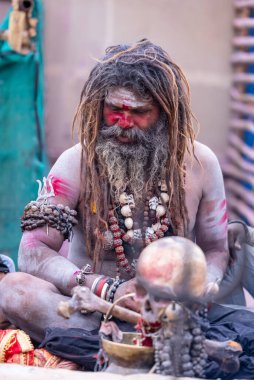 Varanasi, Uttar Pradesh, Hindistan - 21 Mart 2024: Masan Holi, Harishchandra ghat 'ta düzenlenen the Varanasi Holi festivali sırasında kimliği belirsiz bir erkek ağustos sadhu portresi.