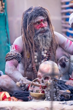 Varanasi, Uttar Pradesh, Hindistan - 21 Mart 2024: Masan Holi, Harishchandra ghat 'ta düzenlenen the Varanasi Holi festivali sırasında kimliği belirsiz bir erkek ağustos sadhu portresi.