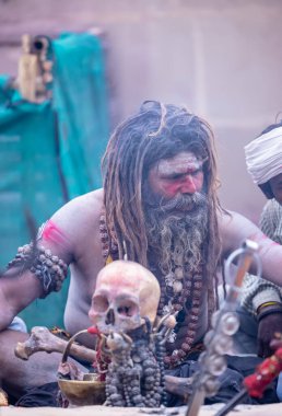 Varanasi, Uttar Pradesh, Hindistan - 21 Mart 2024: Masan Holi, Harishchandra ghat 'ta düzenlenen the Varanasi Holi festivali sırasında kimliği belirsiz bir erkek ağustos sadhu portresi.