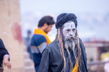 Prayagraj, Uttar Pradesh, Hindistan - 14 Ocak 2025: Mahakumbh, Kutsal erkek naga sadhu baba 'nın Sangam' daki kutsal nehir kenevirine ibadet etmek için Pagraj 'da maha kumbh mela' ya katılan portresi.
