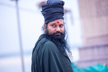 Prayagraj, Uttar Pradesh, Hindistan - 14 Ocak 2025: Mahakumbh, Mahakumbh, kutsal erkek naga sadhu baba grubu, Sangam 'daki kutsal nehir kenevirine ibadet etmek için Pagraj' da maha kumbh mela 'ya katılıyor..