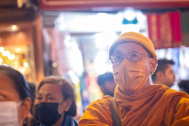 Varanasi, Uttar Pradesh, Hindistan - 21 Ocak 2024: Varanasi 'deki çetelerin yakınındaki ghat' larda geleneksel giyinmiş kimliği belirsiz yaşlı bir Brahmin 'in portresi