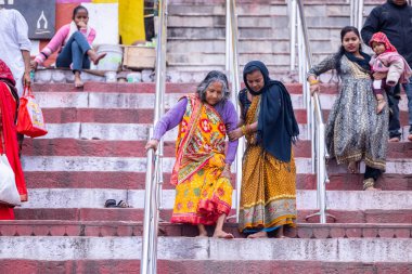 Varanasi, Uttar Pradesh, Hindistan - 21 Mart 2024: Varanasi kışlasının sokaklarında dikilen kimliği belirlenemeyen, geleneksel Hintli Hintli insanların portresi Lord Shiv 'in darshan' ını aldı.