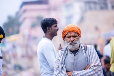 Varanasi, Uttar Pradesh, Hindistan - 21 Ocak 2024: Varanasi 'deki çetelerin yakınındaki ghat' larda geleneksel giyinmiş kimliği belirsiz yaşlı bir Brahmin 'in portresi