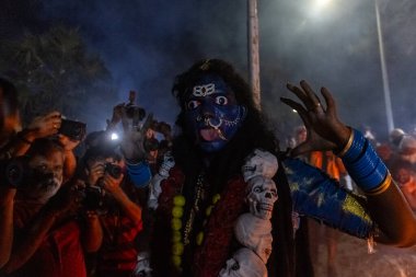 Kulashekharapatnam, Tamilnadu, Hindistan - 12 Ekim 2024: Kulasai, Hint dindar portresi boyalı yüz ve bir tarikat karakteri gibi giyinmiş kulasai dasara festivalinin gece ayinlerini gerçekleştirmek için.