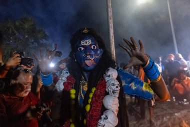 Kulashekharapatnam, Tamilnadu, Hindistan - 12 Ekim 2024: Kulasai, Hint dindar portresi boyalı yüz ve bir tarikat karakteri gibi giyinmiş kulasai dasara festivalinin gece ayinlerini gerçekleştirmek için.