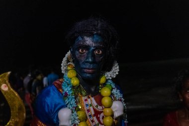 Kulashekharapatnam, Tamilnadu, Hindistan - 12 Ekim 2024: Kulasai, Hint dindar portresi boyalı yüz ve bir tarikat karakteri gibi giyinmiş kulasai dasara festivalinin gece ayinlerini gerçekleştirmek için.
