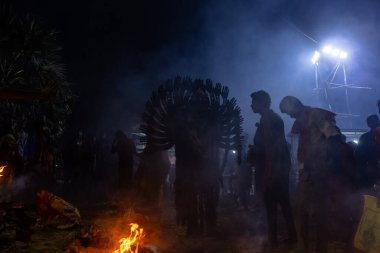 Kulashekharapatnam, Tamilnadu, Hindistan - 12 Ekim 2024: Kulasai, Hint dindar portresi boyalı yüz ve bir tarikat karakteri gibi giyinmiş kulasai dasara festivalinin gece ayinlerini gerçekleştirmek için.