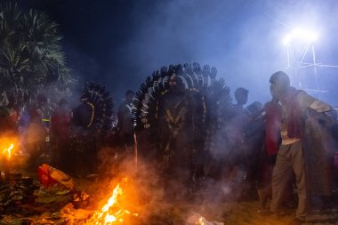 Kulashekharapatnam, Tamilnadu, Hindistan - 12 Ekim 2024: Kulasai, Hint dindar portresi boyalı yüz ve bir tarikat karakteri gibi giyinmiş kulasai dasara festivalinin gece ayinlerini gerçekleştirmek için.