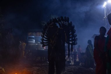 Kulashekharapatnam, Tamilnadu, Hindistan - 12 Ekim 2024: Kulasai, Hint dindar portresi boyalı yüz ve bir tarikat karakteri gibi giyinmiş kulasai dasara festivalinin gece ayinlerini gerçekleştirmek için.
