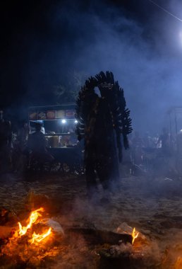 Kulashekharapatnam, Tamilnadu, Hindistan - 12 Ekim 2024: Kulasai, Hint dindar portresi boyalı yüz ve bir tarikat karakteri gibi giyinmiş kulasai dasara festivalinin gece ayinlerini gerçekleştirmek için.