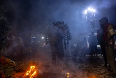 Kulashekharapatnam, Tamilnadu, Hindistan - 12 Ekim 2024: Kulasai, Hint dindar portresi boyalı yüz ve bir tarikat karakteri gibi giyinmiş kulasai dasara festivalinin gece ayinlerini gerçekleştirmek için.