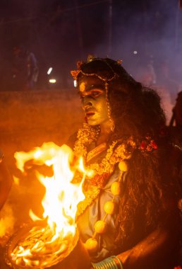 Kulashekharapatnam, Tamilnadu, Hindistan - 12 Ekim 2024: Kulasai, Hint dindar portresi boyalı yüz ve bir tarikat karakteri gibi giyinmiş kulasai dasara festivalinin gece ayinlerini gerçekleştirmek için.