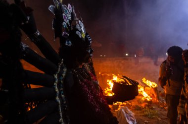 Kulashekharapatnam, Tamilnadu, Hindistan - 12 Ekim 2024: Kulasai, Hint dindar portresi boyalı yüz ve bir tarikat karakteri gibi giyinmiş kulasai dasara festivalinin gece ayinlerini gerçekleştirmek için.