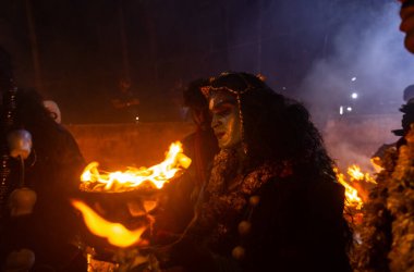 Kulashekharapatnam, Tamilnadu, Hindistan - 12 Ekim 2024: Kulasai, Hint dindar portresi boyalı yüz ve bir tarikat karakteri gibi giyinmiş kulasai dasara festivalinin gece ayinlerini gerçekleştirmek için.