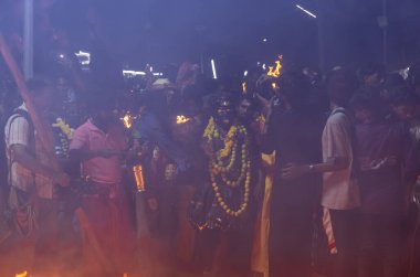 Kulashekharapatnam, Tamilnadu, Hindistan - 12 Ekim 2024: Kulasai, Hint dindar portresi boyalı yüz ve bir tarikat karakteri gibi giyinmiş kulasai dasara festivalinin gece ayinlerini gerçekleştirmek için.