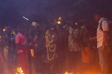 Kulashekharapatnam, Tamilnadu, Hindistan - 12 Ekim 2024: Kulasai, Hint dindar portresi boyalı yüz ve bir tarikat karakteri gibi giyinmiş kulasai dasara festivalinin gece ayinlerini gerçekleştirmek için.