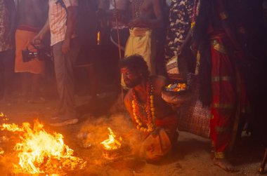 Kulashekharapatnam, Tamilnadu, Hindistan - 12 Ekim 2024: Kulasai, Hint dindar portresi boyalı yüz ve bir tarikat karakteri gibi giyinmiş kulasai dasara festivalinin gece ayinlerini gerçekleştirmek için.