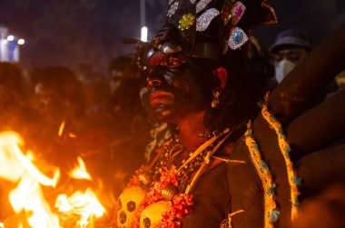 Kulashekharapatnam, Tamilnadu, Hindistan - 12 Ekim 2024: Kulasai, Hint dindar portresi boyalı yüz ve bir tarikat karakteri gibi giyinmiş kulasai dasara festivalinin gece ayinlerini gerçekleştirmek için.