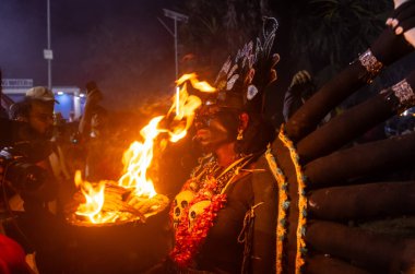 Kulashekharapatnam, Tamilnadu, Hindistan - 12 Ekim 2024: Kulasai, Hint dindar portresi boyalı yüz ve bir tarikat karakteri gibi giyinmiş kulasai dasara festivalinin gece ayinlerini gerçekleştirmek için.