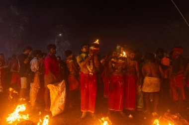Kulashekharapatnam, Tamilnadu, Hindistan - 12 Ekim 2024: Kulasai, Hint dindar portresi boyalı yüz ve bir tarikat karakteri gibi giyinmiş kulasai dasara festivalinin gece ayinlerini gerçekleştirmek için.