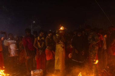 Kulashekharapatnam, Tamilnadu, Hindistan - 12 Ekim 2024: Kulasai, Hint dindar portresi boyalı yüz ve bir tarikat karakteri gibi giyinmiş kulasai dasara festivalinin gece ayinlerini gerçekleştirmek için.