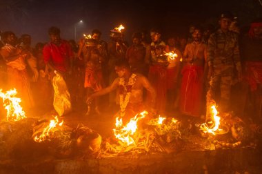 Kulashekharapatnam, Tamilnadu, Hindistan - 12 Ekim 2024: Kulasai, Hint dindar portresi boyalı yüz ve bir tarikat karakteri gibi giyinmiş kulasai dasara festivalinin gece ayinlerini gerçekleştirmek için.
