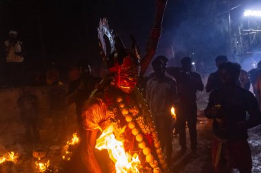Kulashekharapatnam, Tamilnadu, Hindistan - 12 Ekim 2024: Kulasai, Hint dindar portresi boyalı yüz ve bir tarikat karakteri gibi giyinmiş kulasai dasara festivalinin gece ayinlerini gerçekleştirmek için.