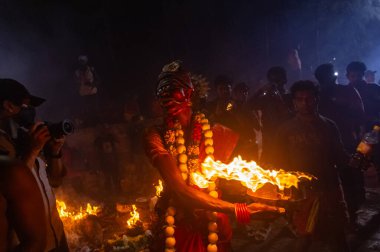 Kulashekharapatnam, Tamilnadu, Hindistan - 12 Ekim 2024: Kulasai, Hint dindar portresi boyalı yüz ve bir tarikat karakteri gibi giyinmiş kulasai dasara festivalinin gece ayinlerini gerçekleştirmek için.