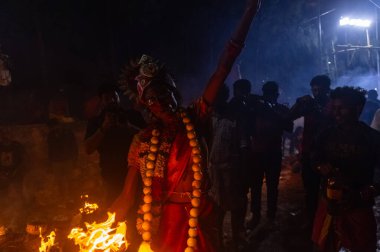 Kulashekharapatnam, Tamilnadu, Hindistan - 12 Ekim 2024: Kulasai, Hint dindar portresi boyalı yüz ve bir tarikat karakteri gibi giyinmiş kulasai dasara festivalinin gece ayinlerini gerçekleştirmek için.