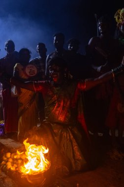 Kulashekharapatnam, Tamilnadu, Hindistan - 12 Ekim 2024: Kulasai, Hint dindar portresi boyalı yüz ve bir tarikat karakteri gibi giyinmiş kulasai dasara festivalinin gece ayinlerini gerçekleştirmek için.