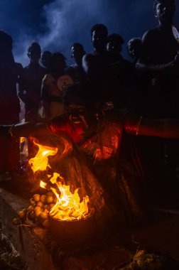 Kulashekharapatnam, Tamilnadu, Hindistan - 12 Ekim 2024: Kulasai, Hint dindar portresi boyalı yüz ve bir tarikat karakteri gibi giyinmiş kulasai dasara festivalinin gece ayinlerini gerçekleştirmek için.